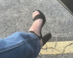 Love these sexy, strappy heels!